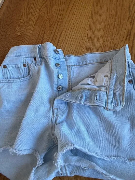 Levi's 501 Light Wash Button Fly Raw Hem Denim Jean Shorts Size 29 Waist / Size - Picture 6 of 7